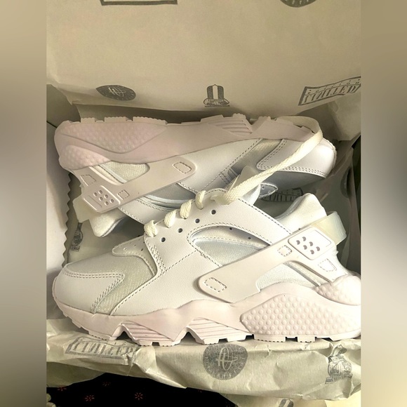 NIB 👟✨Nike Air Huarache Sneaker Run Triple White Pure Platinum Size 6.5 Retro - Picture 5 of 9